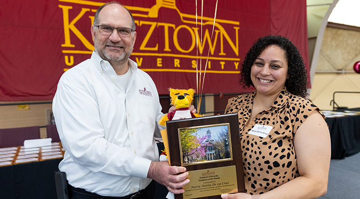 Hawkinson presenting award to winner